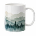 Weiße Keramiktasse mit Berg- und Waldmotiv